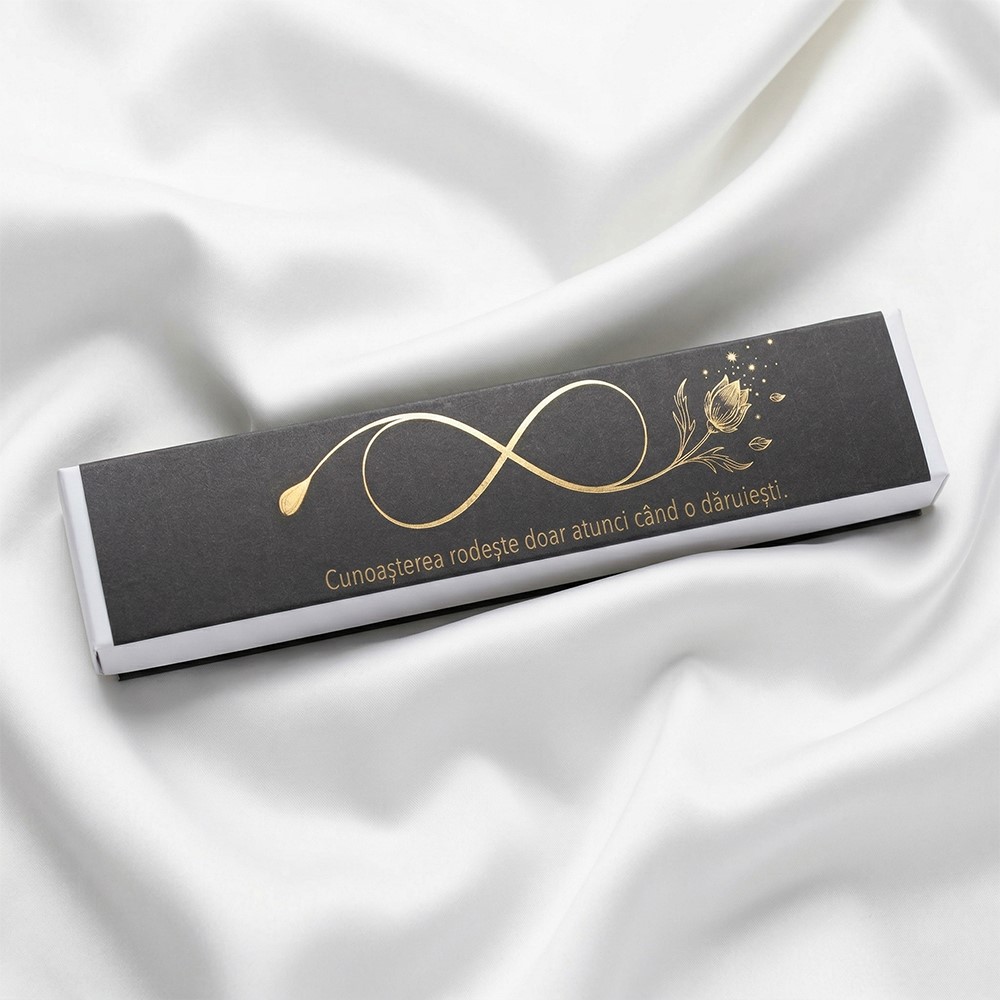 Detaliu design auriu pe cutie neagră premium Set Impact Infinit.