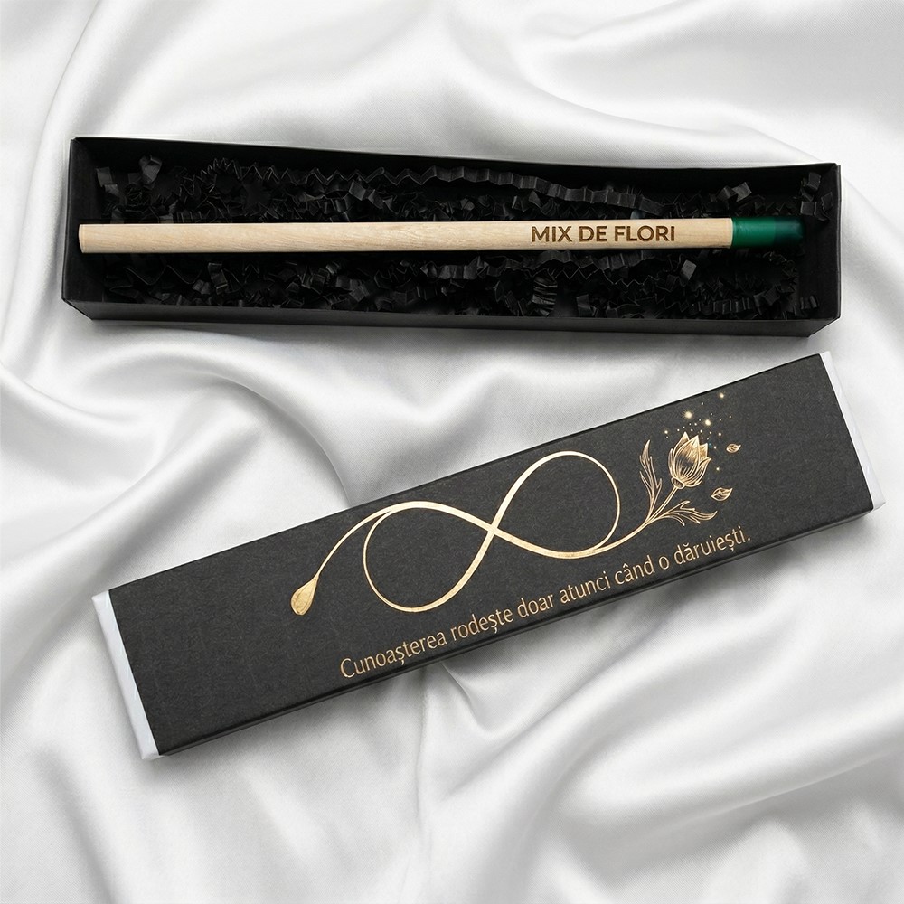 Interior set cadou Impact Infinit cu creion plantabil pe iarbă neagră decorativă